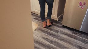 Vicky scrunching soles on the floor gets you hard- UHD 4k