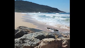 Fui reconhecida por um f&atilde_ na praia de nudismo que ficou de pau duro e gozou em mim