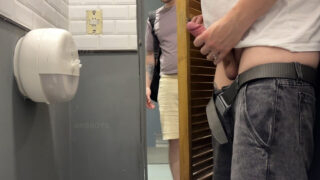 巨大なチンポを持つゲイのマッチョたちが激しいアナルセックスに没頭