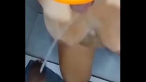 Corno chora enquanto sua mulher toma a &uacute_ltima goza do meu mijo