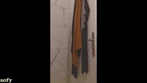 je me fait baiser par le coloc de ma copine sous la douche