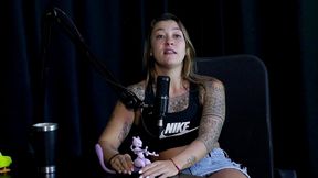 safada faz um stripper bem sensual mostrando seus peitos depois de falar que nunca sugeriu uma transsexual, e quando perdeu a virgindade... - flor de damiana (watch on: sheer/red)