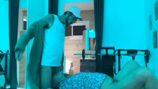 Vidéo amateur faite maison de deux ours gays potelés se faisant sodomiser à cru et suçant des bites