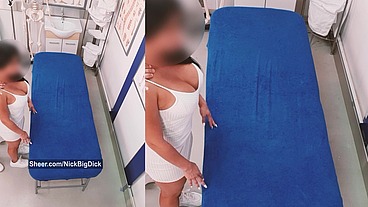 CREAMPIE - El masajista se folla a esta preciosa latina y se corre dentro de su coño