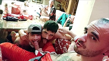THE GOOD BOYS GIVE A SWEET BLOWJOB TO SANTA!!!