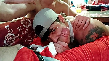 THE GOOD BOYS GIVE A SWEET BLOWJOB TO SANTA!!!