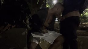 fudendo gostoso na praca em meio a movimentacao ao redor