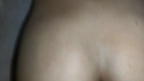 ¿que haces aqui? vete!!! ... entro en el cuarto de mi amiga, la veo masturbarse y tener un squirt, la follo por los dos huecos y termino dentro de ella - full video