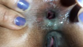 ¿que haces aqui? vete!!! ... entro en el cuarto de mi amiga, la veo masturbarse y tener un squirt, la follo por los dos huecos y termino dentro de ella - full video
