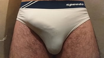 Pau duro pulsando na cueca com mala marcada