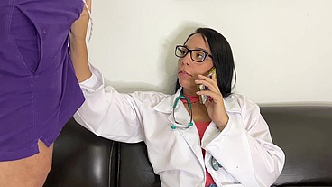 Madrastra Doctora Hablando por Telefono con su Marido mientras le hace Garganta Profunda a su Hijastro Pervertido