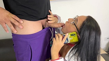 Madrastra Doctora Hablando por Telefono con su Marido mientras le hace Garganta Profunda a su Hijastro Pervertido