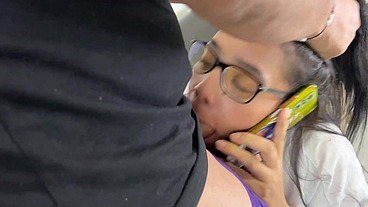 Madrastra Doctora Hablando por Telefono con su Marido mientras le hace Garganta Profunda a su Hijastro Pervertido