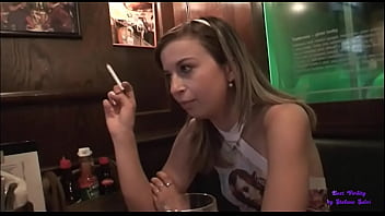 La ragazza &egrave_ sola e triste nel bar e accetta l&#039_invito di due anziani a scopare con loro