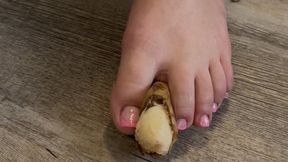 Squishing A Banana With My Feet, Ich zerquetschte die Banane mit meinen Füßen