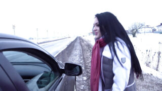 口交，女上位，口内射精，深喉 – 欧洲黑发美女 Kiara Gold 身穿性感内衣，被狠狠地爆菊