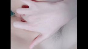 Skinny Asian Girl Fuck Herself At Home 用手让自己高潮喷水