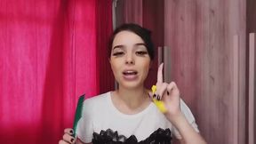 Escova de cabelo apertando em baloes