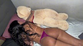 minha meia irma dormiu so de calcinha e eu empurrei o piru.