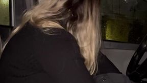 Carla, una grazie bionda con grandi mammelle, si esibisce in un'auto