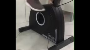 Namorada treinando em casa na quarentena ... filmei os p&eacute_s dela sem ela ver !