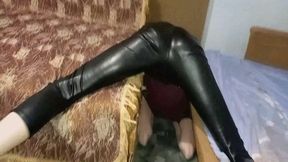 A boy in leather pants got stuck MP4