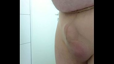 Nasses Spiel in geschenkter Feinstrumpfhose