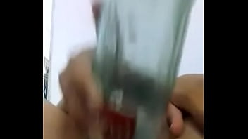 Mi novia masturb&aacute_ndose connbotella de coca