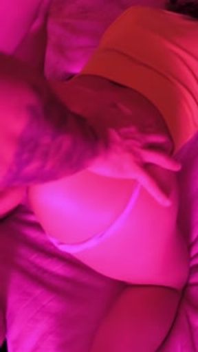 Latina de culo perfecto me hace garganta profunda y tiene su primer Anal