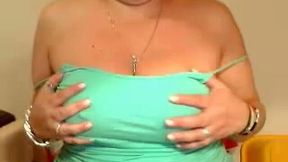 Mature Russian mom spreading her butt cheeks webcamming with me