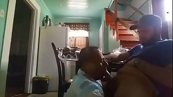 Viejo se la mama a macho