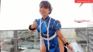 JOI panas daripada seorang cosplayer slutty berpakaian seperti Chun-Li daripada Street Fighter