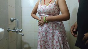 Bhabhi ko bathroom mai mast choda