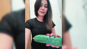 Kheera Ko apni Nangi chut me dalne ki taiyari krti hui Sexy horny indian ladki video