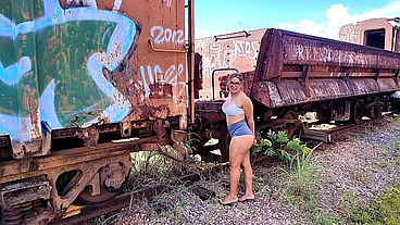 She is a real slut and loves to have sex outdoors in forbidden places, we went to the railroad and she soon opened her ass and pissed and farted on my dick. Vagninho e Luna Oliveira