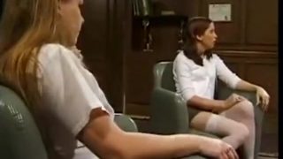 Skolflickor som cosplayar blir ertappade med att experimentera och smiskade av läraren