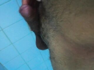 Universitario caliente se corre en la ducha del baño de su compañera en cuarentena - The Cazique