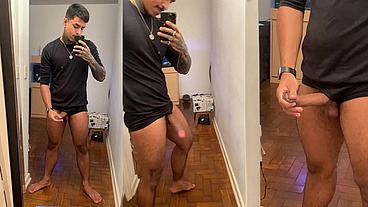 pauzudo em frente ao espelho exibindo o pau