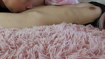 Chica pequeñita recibiendo una rica chupada de vagina