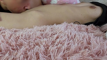 Chica pequeñita recibiendo una rica chupada de vagina