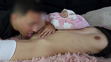 Chica pequeñita recibiendo una rica chupada de vagina