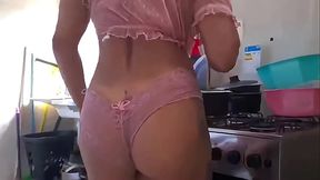 Me espionou na cozinha, vi tocando punheta madrasta mama mesmo