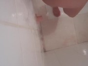 Elle est en manque de queue et suce sous la douche