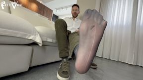 A tiny secret inside my sneaker... - Feet Vini