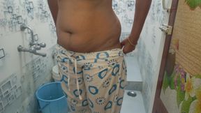 Hot Structure Housewife Bathing Viral Video