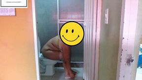 Brig_Sexi_Hot sneaks in bathroom to itch those feet again