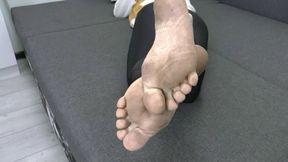 You are lying on the bed with very dirty soles MP4 FULL HD 1080p