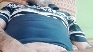 Närbild italiensk pappa fingrar hans feta röv och runkar till en massiv ansiktsbehandling cumshot