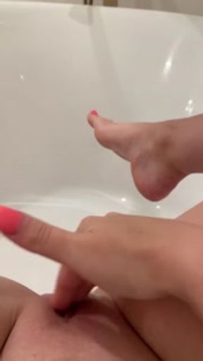 teen gets caught fingering her pussy in the tub