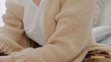 Cozy Skirt, Fiery Passion – A Playful Winter Afternoon on the Couch